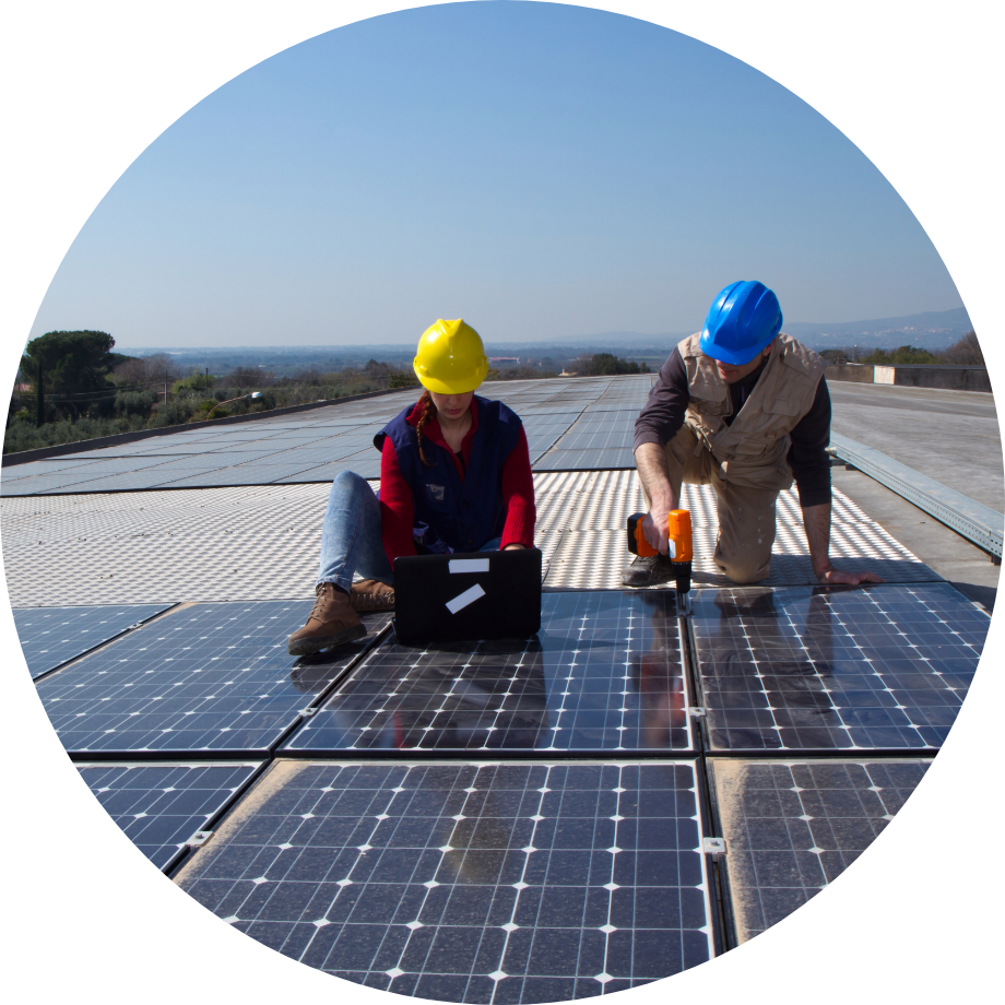 Operarios haciendo mantenimiento en una instalación de paneles solares fotovoltaicos para industria