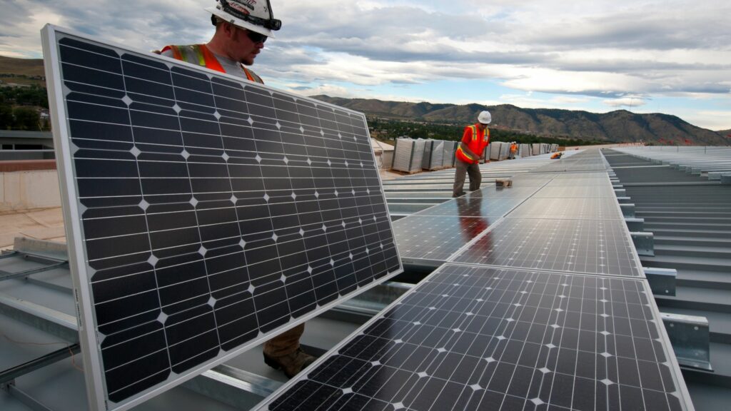 Montaje de paneles solares fotovoltaicos para la industria