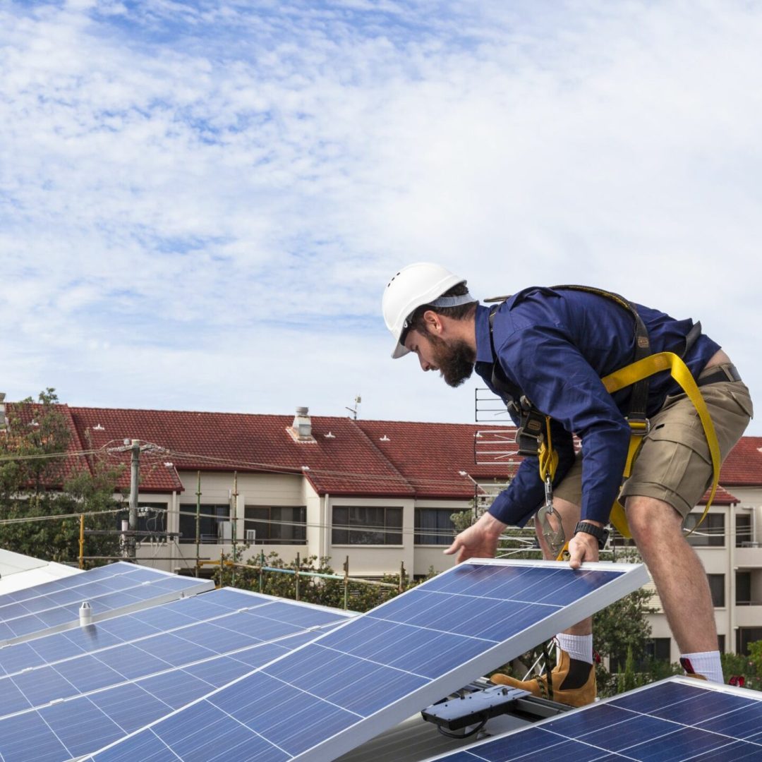 Instalación de paneles solares fotovoltaicos en residencial para colectivos